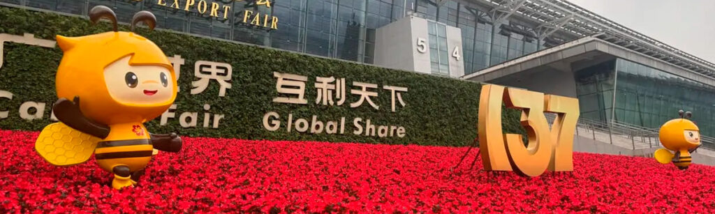 Entrada oficial da Feira de Cantão em Guangzhou com decoração temática e mascotes.