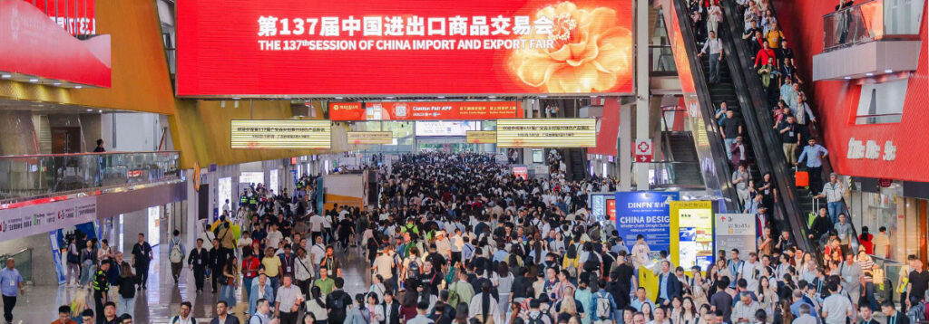 Visitantes circulando pelos corredores lotados da Feira de Cantão na China.