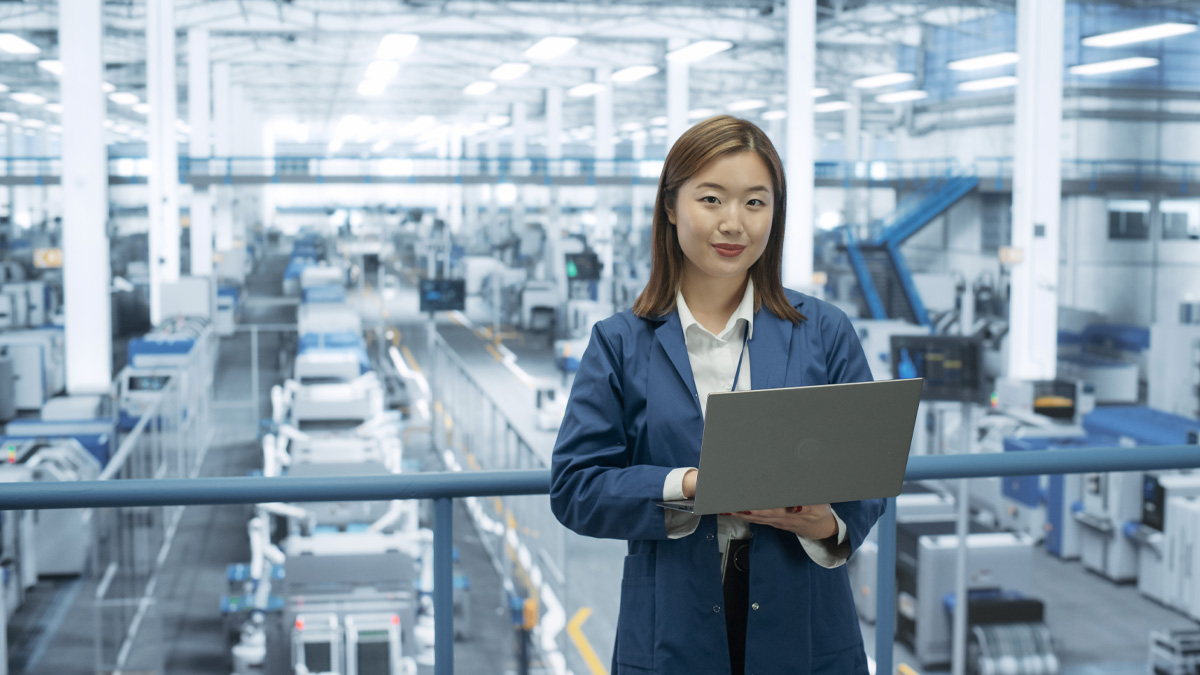 Engenheira chinesa analisando processos industriais durante prospecção de fornecedores na China